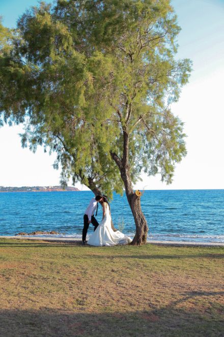 Andreas & Basiliki kiss in the beach